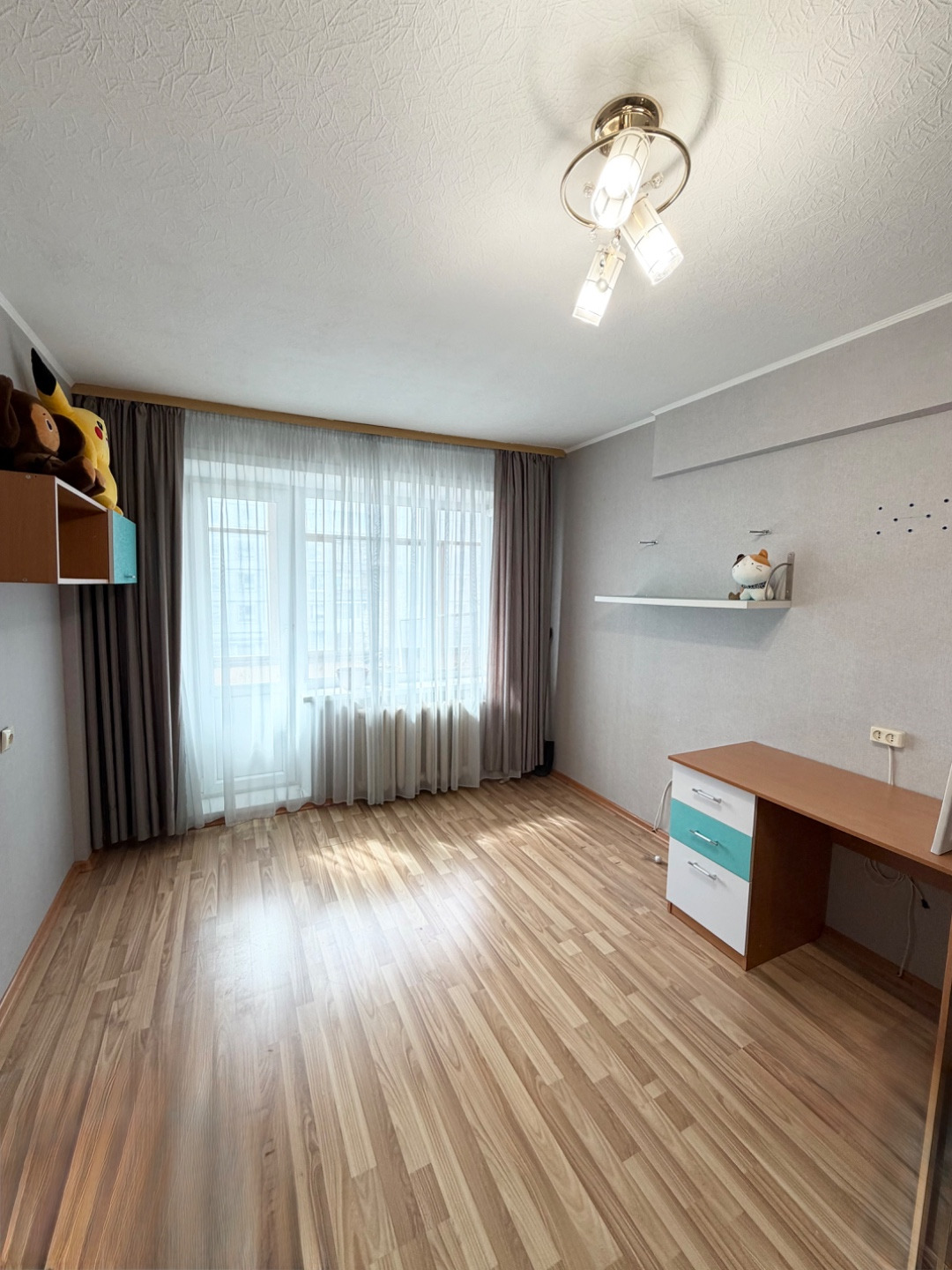 На Прямой Продаже! 2х комнатная квартира, сделана перепланировка: кухня совмещена с комнатой, увеличен санузел.
 Балкон! Застеклен!
Есть небольшая кладовка!
Квартира солнечная.
