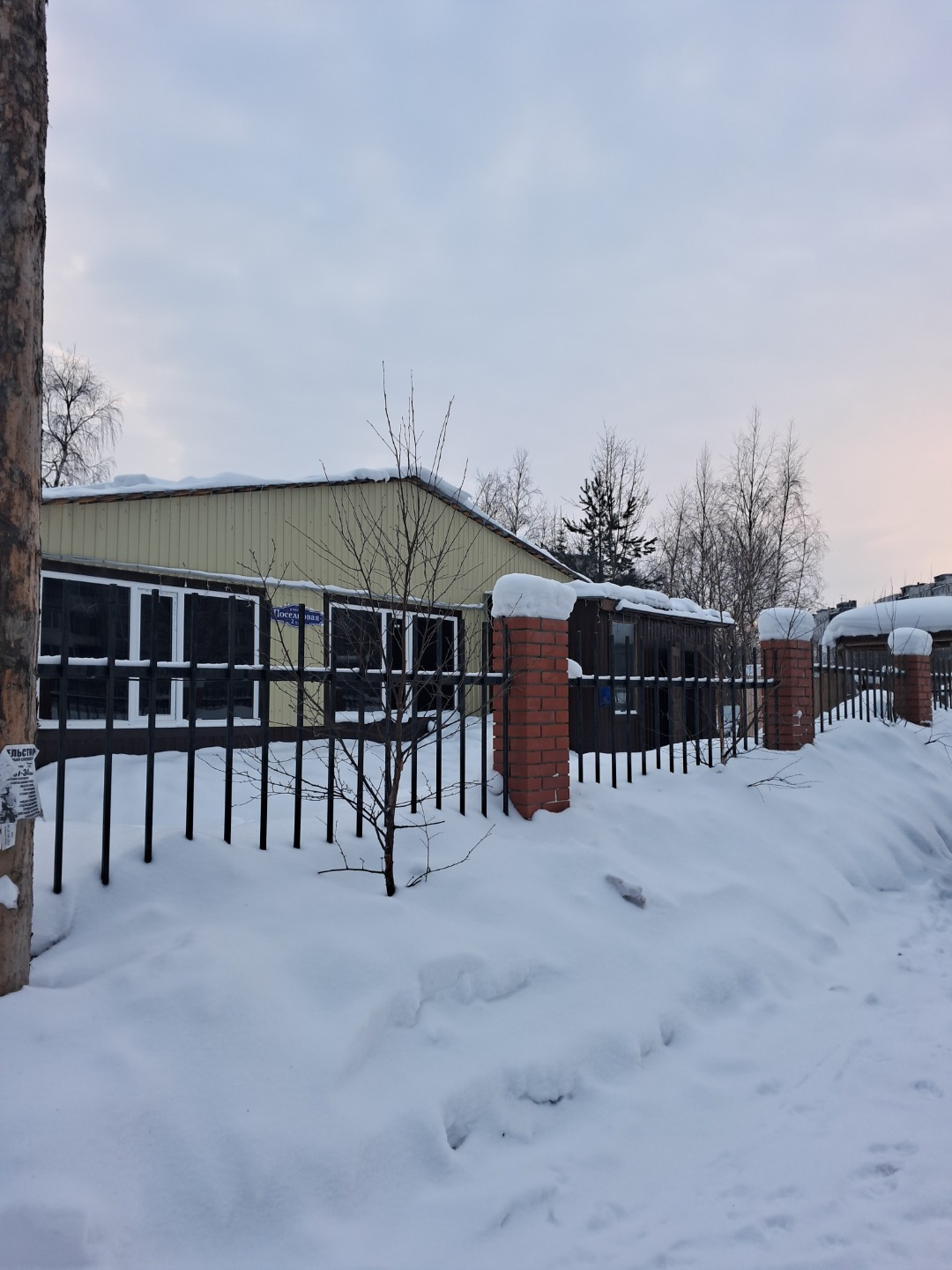 На прямой продаже дом с отделкой. Можно перепланировать колличество комнат. Первая линия.   Рядом остановка улица Абрамова. 