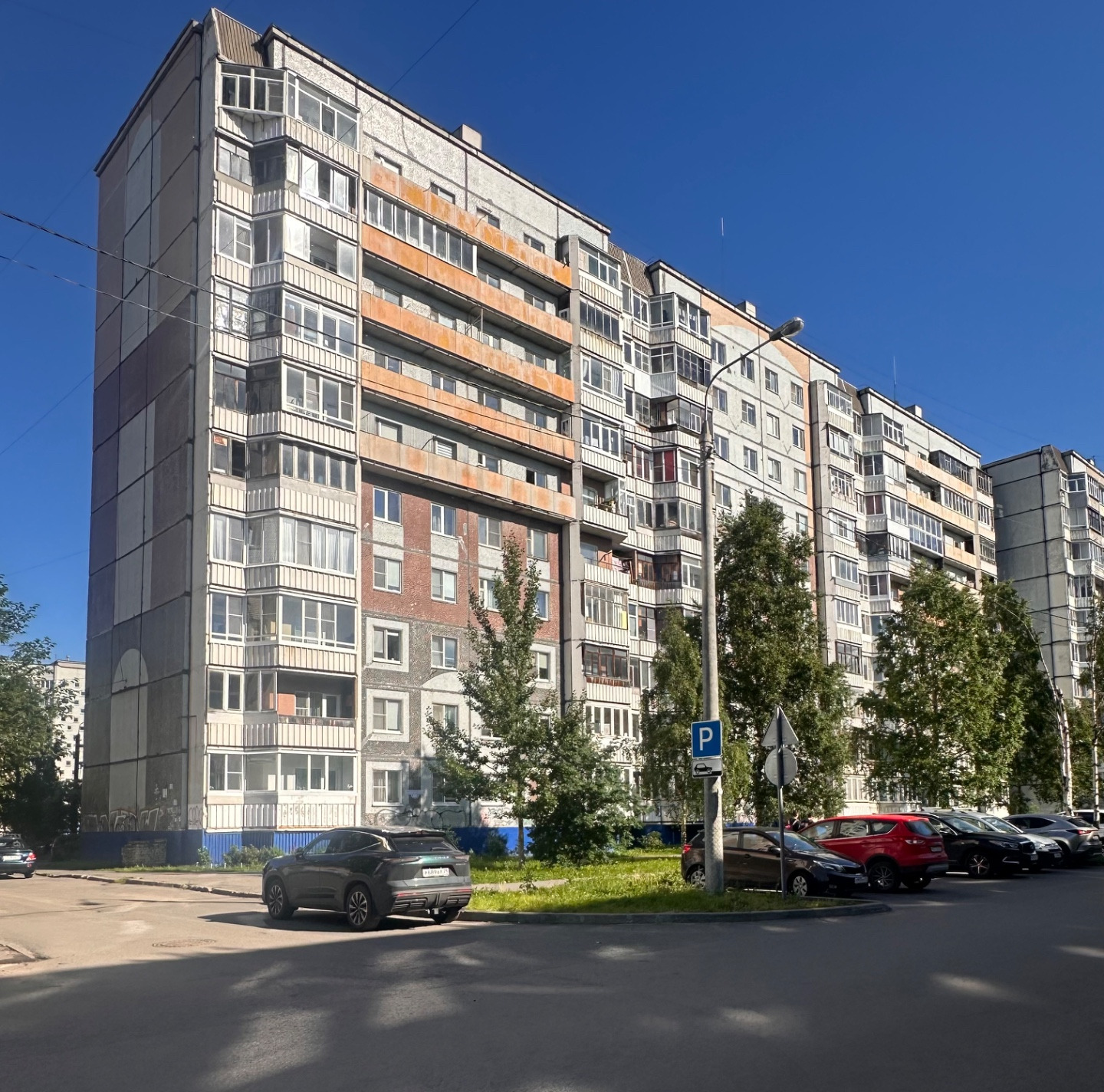 На прямой продаже 3х комнатная квартира, в доме 1992 года постройки.
Дом 93 серии, отличная планировка с раздельными комнатами, вместительной кухней и просторным коридором.
в доме установлены электроплиты.
Из окна спальни открывается прекрасный вид на реку и на наши великолепные закаты.
Дом Располож