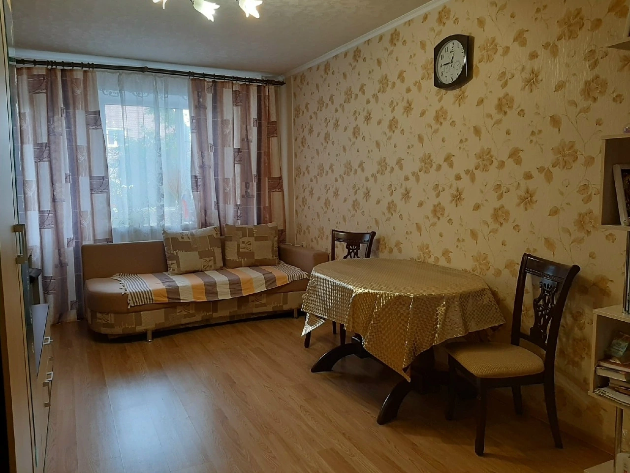 На прямой продаже, комната с ремонтом, окно пластиковое, свежие обои. Места общего пользования в хорошем состоянии. Соседи спокойные. Рядом множество магазинов, остановка общественного транспорта.Торг возможен.