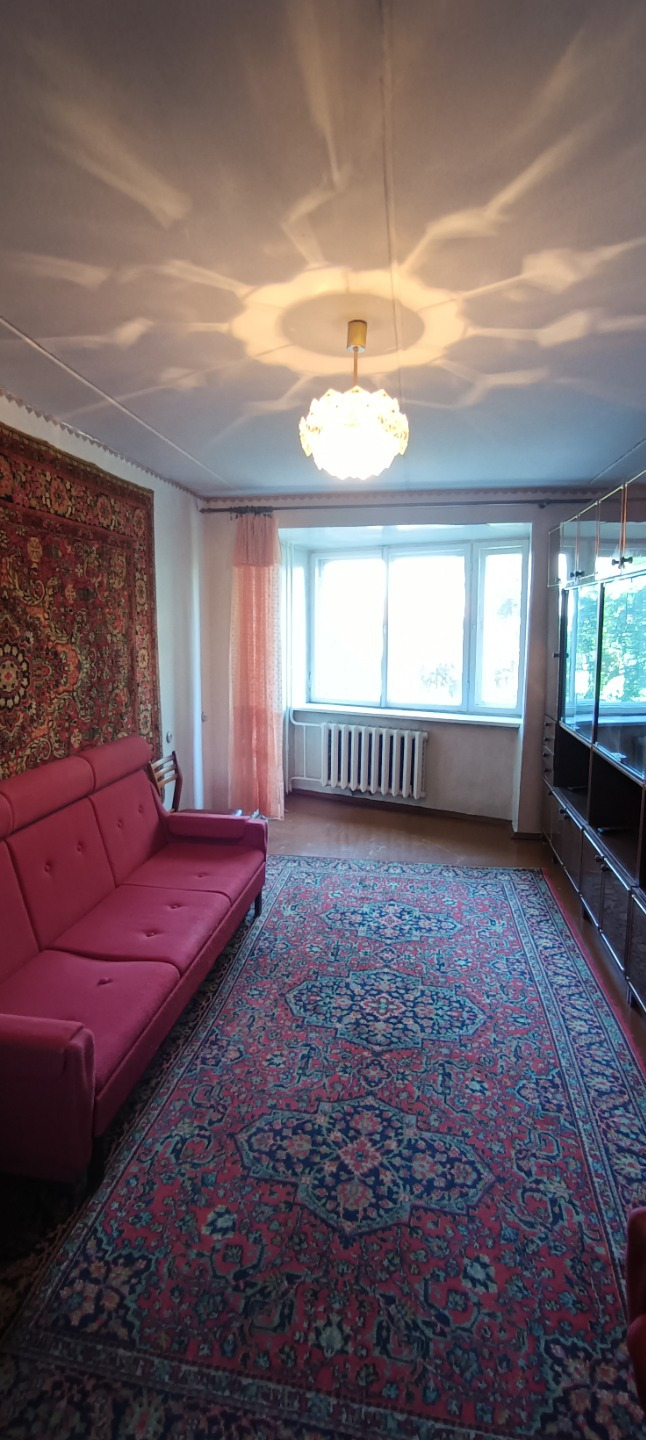 В продаже 3-комнатная квартира в тихом районе.
Состояние обычное, позволяющее без затрат на демонтаж сделать квартиру «под себя», реализовав в ремонте самые смелые идеи.
Зеленый двор, детская площадка, садик - формируют ауру уюта и спокойствия.
Комфортный невысокий этаж, солнечная сторона, доброжела