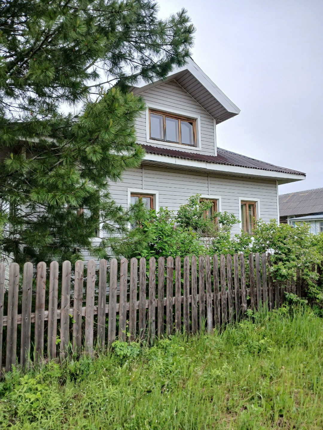 Продается дом в деревне Коскошина,17 км от Емецка ( 20 минут на машине). Дом в хорошем состоянии, не смотря на год постройки. В 2010 году дом поднимали на ж/б сваи. Вместо двора сделан новый вход. веранда. В доме тоже сделана перепланировка. убраны стены между комнатами, тем самым увеличено простран