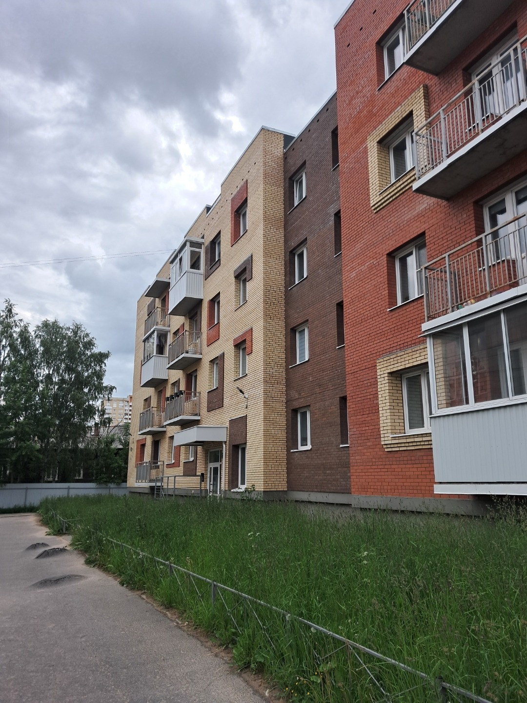 На длительный срок сдается 2 х ком.квартира в малоэтажном доме. Ремонт отличный. Мебель техника. Тихий двор. Хорошая транспортная развязка, рядом множество тц. Титан арена. 
Оплата 35т.р. плюс ком.платежи(не дорого)
Залог 25т.р. 
Единоразово комиссия агентства.