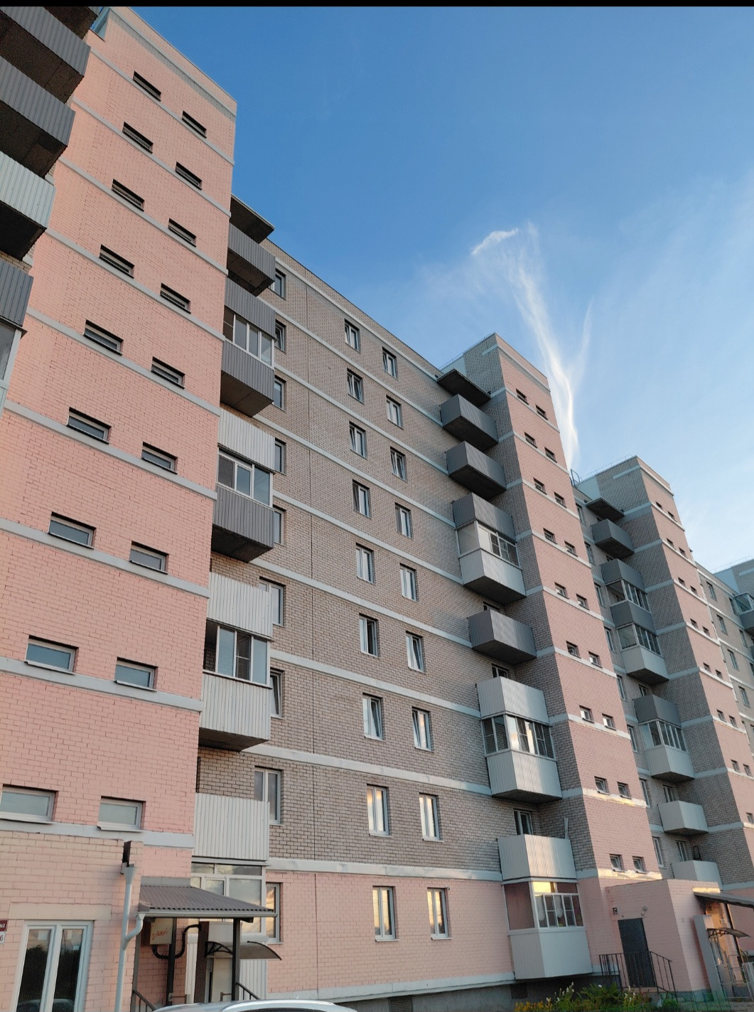 На прямой продаже отличная квартира в новом кирпичном доме.Квартирс с отделкой, есть чамтично мебель, кухонный гарнитур, плита, холодидьник. Санузел раздельный. Возможен торг. 