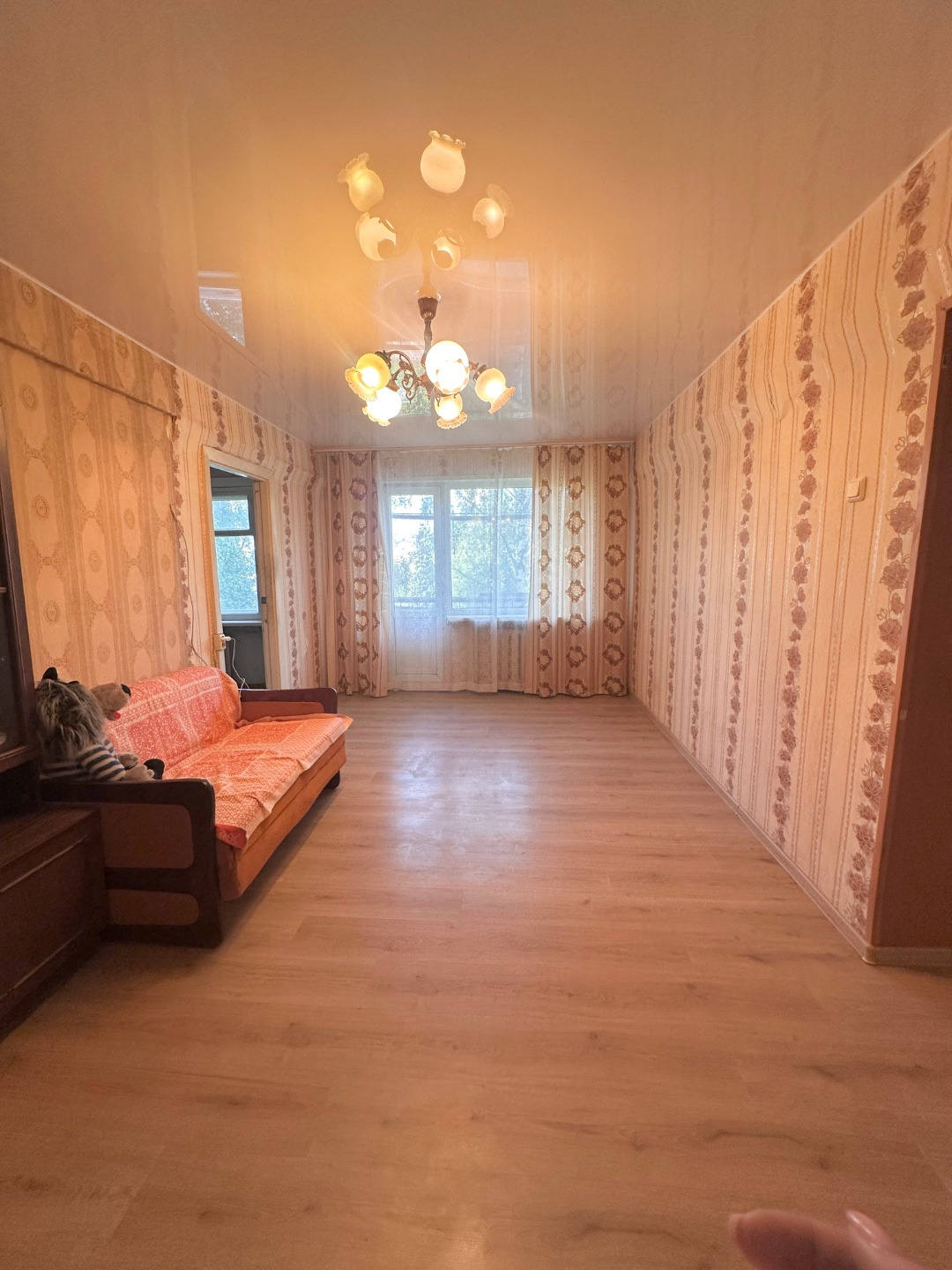 Подходит АРКТИЧЕСКУЮ ИПОТЕКУ 
На продаже 3-х комнатная квартира.
Квартира полностью требует ремонта.
Есть балкон - не застеклен.
В кухне и большой комнате - установлены стеклопакеты.
В большой комнате на полу ламинат и натяжной полок.
В коридоре установлен шкаф-купе.
Установлены счетчики на воду и г