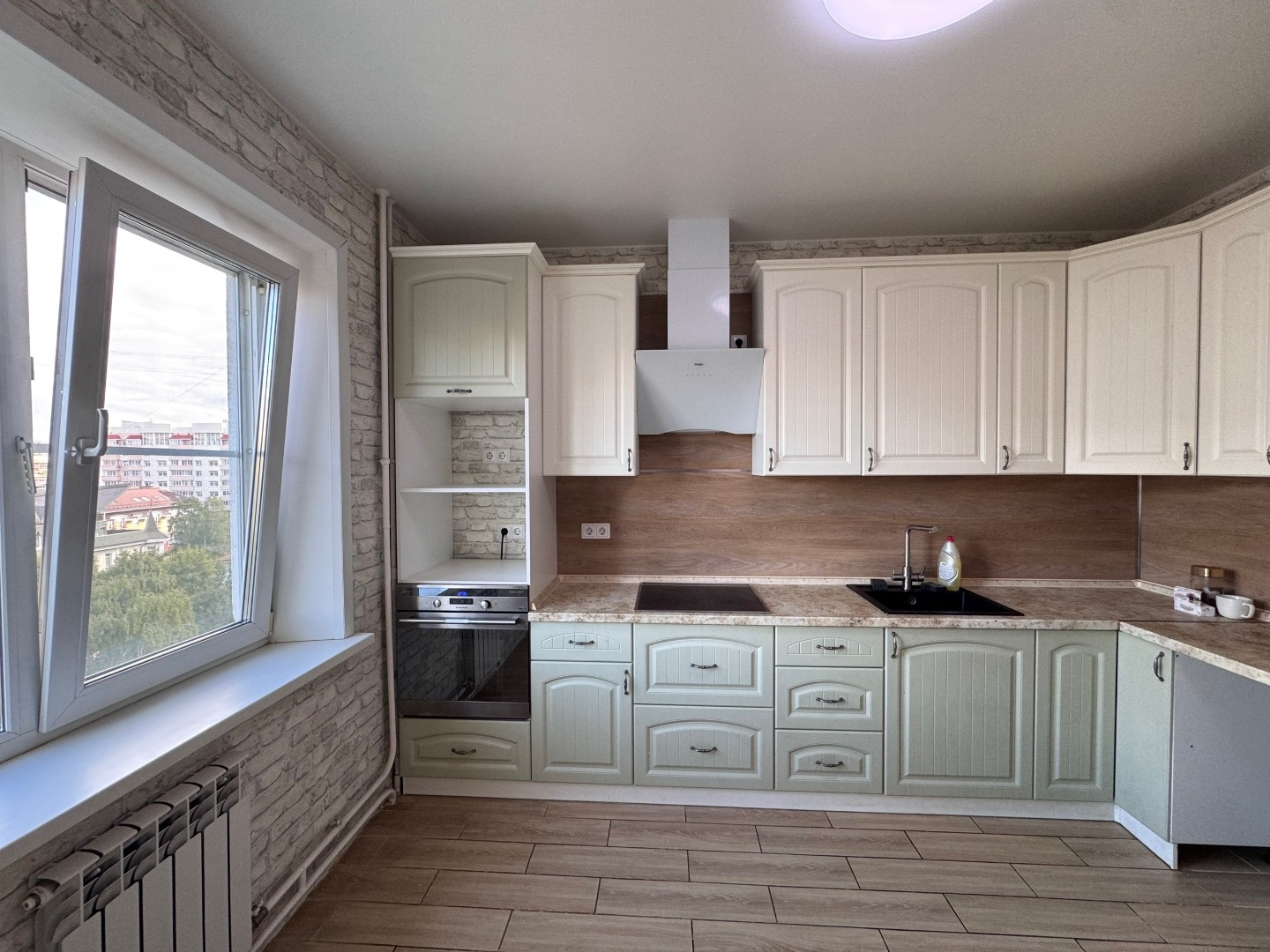 🏠 4-комнатная квартира 72,6 м² в центре города !

📐 Основные характеристики
 • Площадь: 72,6 м²
 • Этаж: 7 из 9
 • Комнат: 4 изолированные (9,3 / 10,6 / 10,2 / 14,6 м²)
 • Кухня: 12 м²
 • Балконы: 2
 • Окна: на разные стороны — всегда светло и проветривается

🔑 Тамбур и приватность
Всего 2 квартиры 