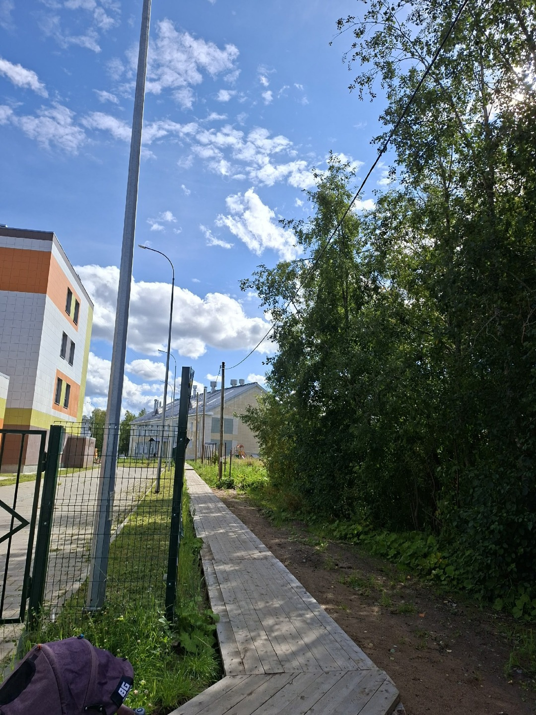 На продаже земельный участок в п. Катунино 
Ориентир за ДК рядом школа
Участок в собственности
категория земель -земли населённых пунктов.
Вид разрешенного использования
Для индивидуального жилого строительства
Электричество проведено по границе участка
Участок ровный, сухой. Рядом озеро, свежий воз