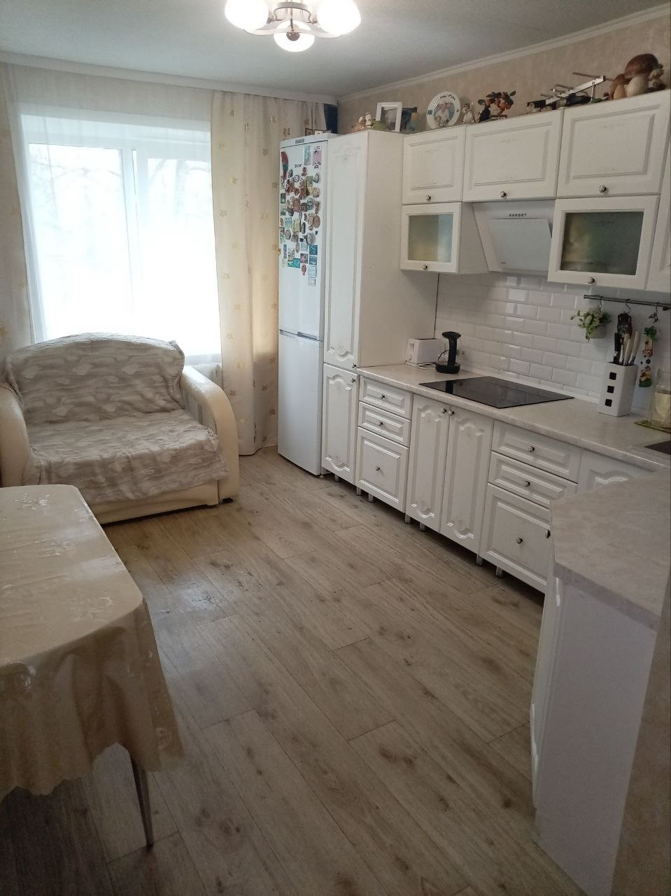 В продаже уютная 1 комнатная квартира. Хороший свежий ремонт, частично остается мебель. Большая просторная кухня. Хорошая транспортная развязка. Рядом множество магазинов и торговых центров. 