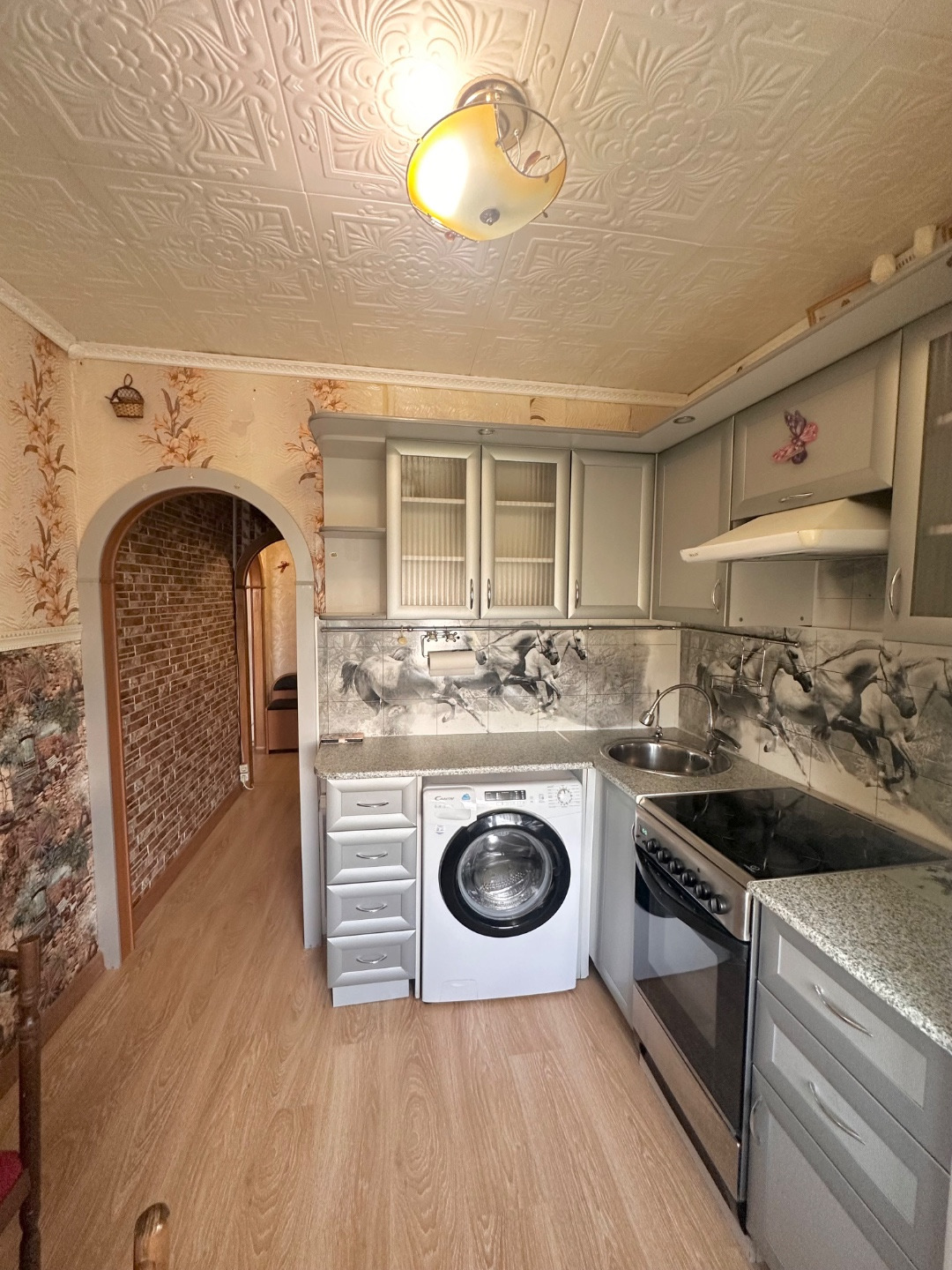 На прямой продаже 3- комнатная квартира в кирпичном доме.
Состояние квартиры приятное: 
установлены стеклопакеты, 
напольное покрытие линолеум
есть балкон - застеклен стеклопакетами и обшит
совмещенный санузел.

В квартире остается вся мебель и техника, что вы видите на фото.

Дом теплый.

Местополо