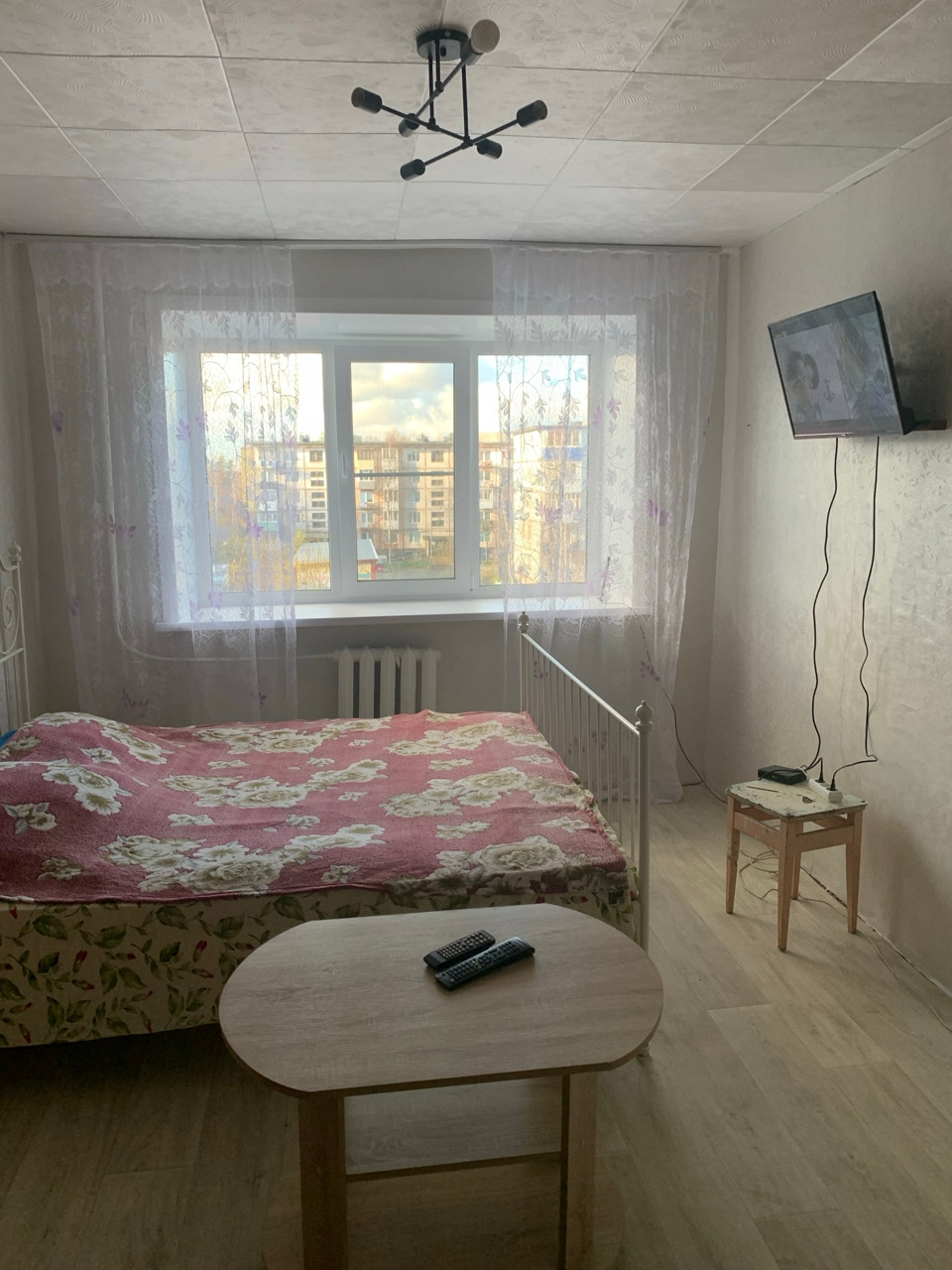 На прямой продаже, комната с ремонтом, окно пластиковое, свежие обои. Места общего пользования в хорошем состоянии. Соседи не живут. Крыша после ремонта. Рядом множество магазинов, остановка общественного транспорта.ТОРГ возможен.