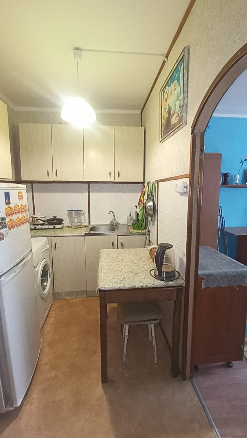 Продается уютная комната в блок секции на 4 комнаты. Комната очень теплая и светлая. Комната разделена на зоны, зона кухни и зона комнаты. заведена вода (холодная +горячая). При продаже остается вся мебель, холодильник, стиральная машина-автомат. Места общего пользования в хорошем состоянии ,чисто, 